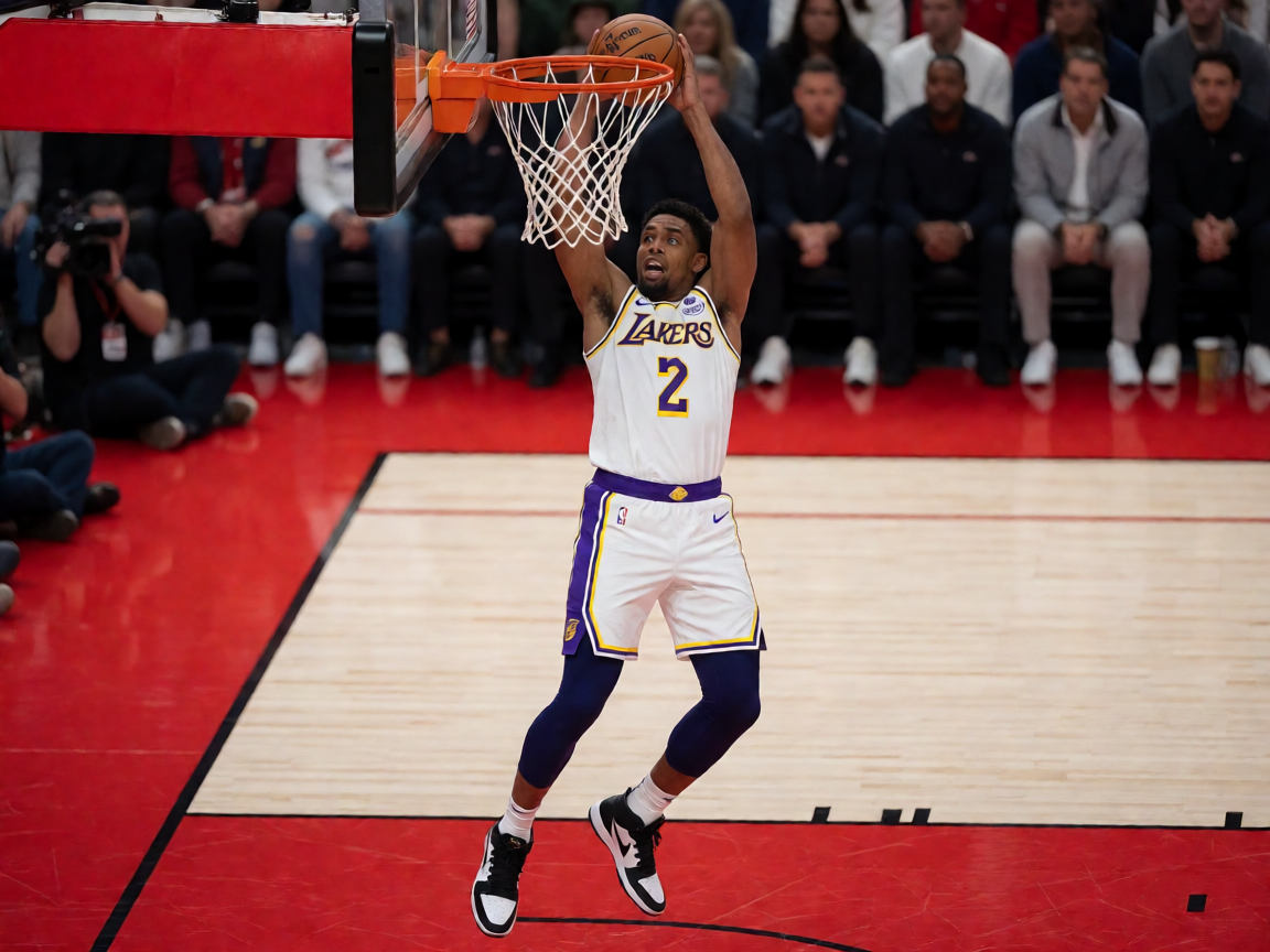 NBA篮球比赛现场球员扣篮瞬间
